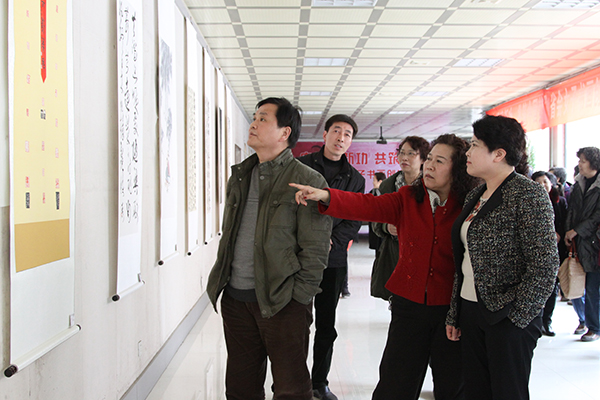 市妇联主席马斐颖参加“巾帼建新功&amp;nbsp;共筑中国梦”--省会女子书画创作展