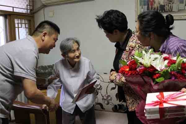 2014年5月9日&amp;nbsp;市妇联主席马斐颖慰问十佳母亲方秀云