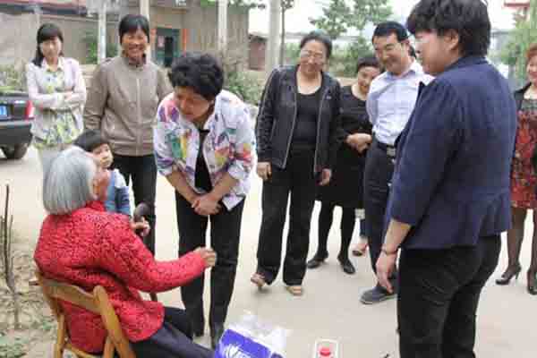 2014年母亲节前夕，市妇联主席马斐颖、纪检组长周宇红到帮扶村看望慰问80岁以上老母亲。