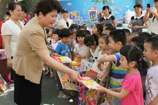 2014年5月29日市妇联主席马斐颖到颖河路幼儿园慰问