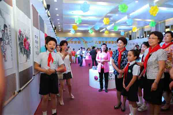 2014年5月31日市妇联在郑州市妇女活动中心举办“好妈好爸好家风”--庆“六一”儿童成果展暨慰问活