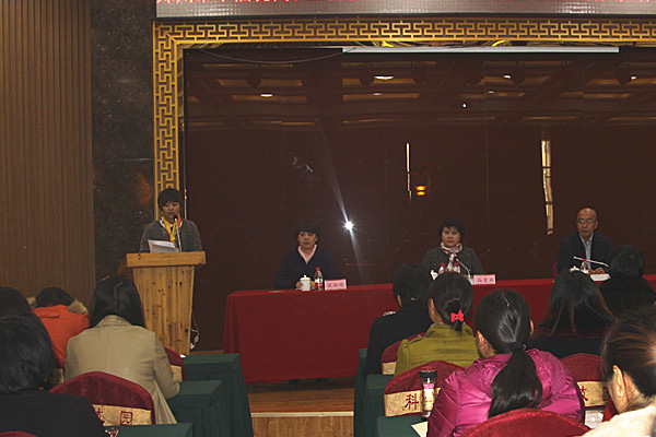 郑州市举行巾帼现代农业科技示范基地授牌暨农村妇女骨干培训班开班仪式