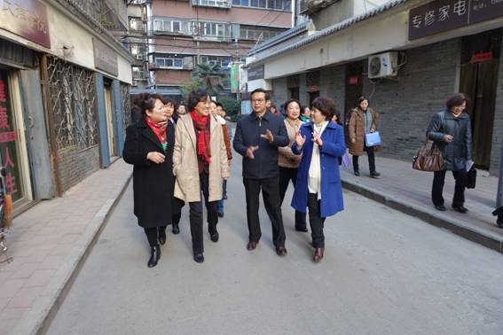 全国妇联宣传部部长王卫国一行到管城回族区北下街街道办事处代书胡同社区调研基层妇联工作1