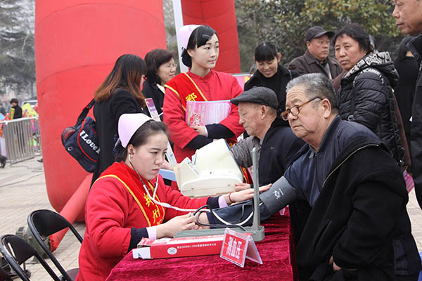 2015.3.8郑州市庆“三八”开展巾帼在行动•送医送法到万家活动