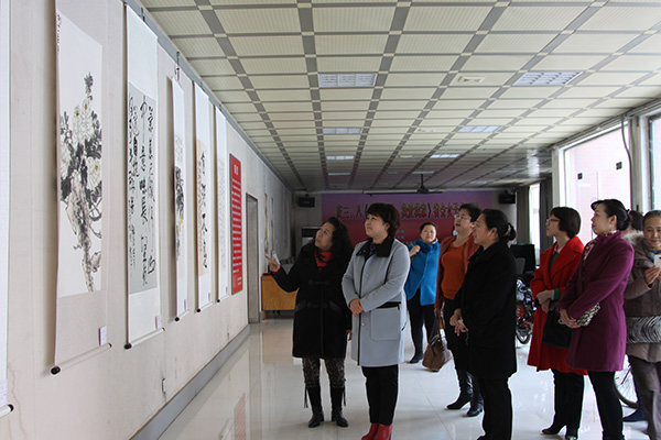 2015.3.10市妇联主席马斐颖参观女子书画展