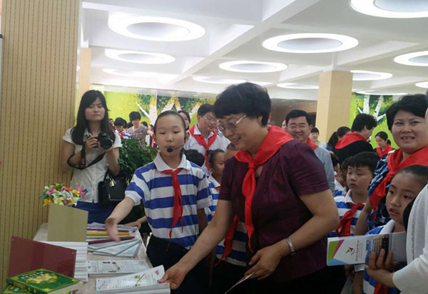 2015年5月28日市领导到学校、儿童福利院开展“六一”慰问活动