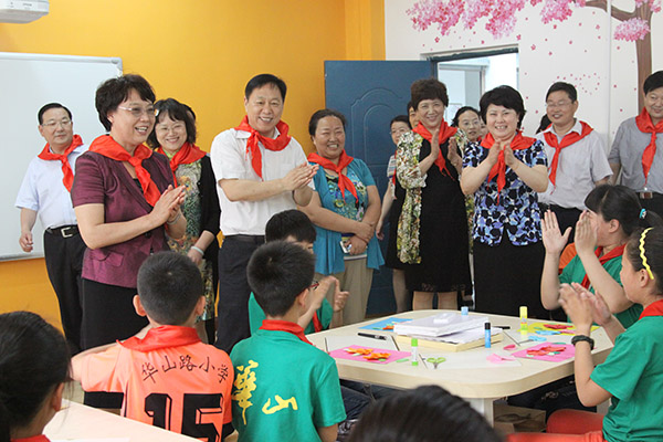 2015年5月28日市领导到学校、儿童福利院开展“六一”慰问活动