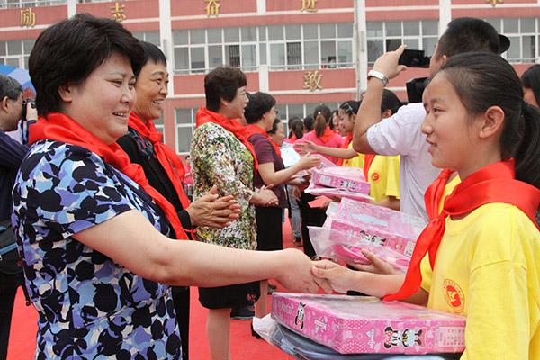 2015年5月28日市领导到学校、儿童福利院开展“六一”慰问活动