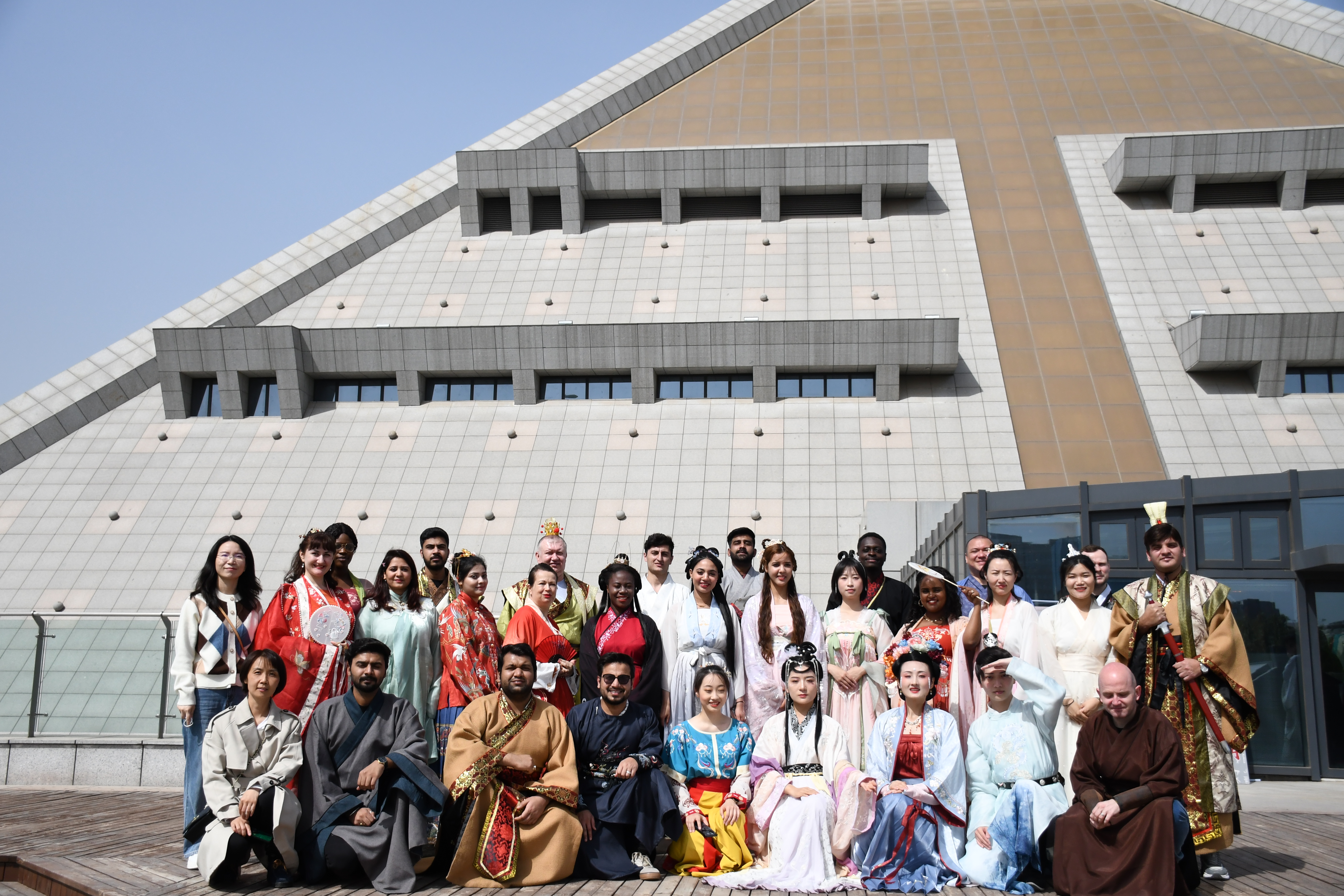 河南省三八红旗奖先进个人：市委外办翻译室主任 郑丽娟