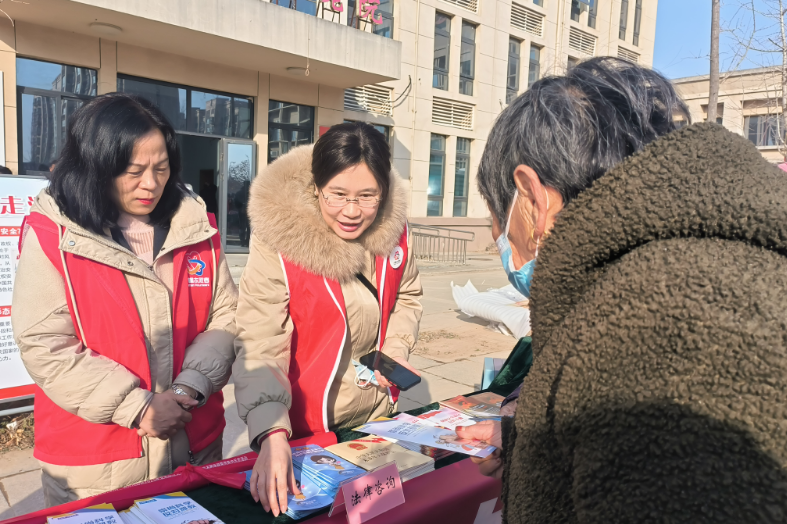 郑州市妇联参加2025年文化科技卫生“三下乡”暨文明实践集市集中示范活动