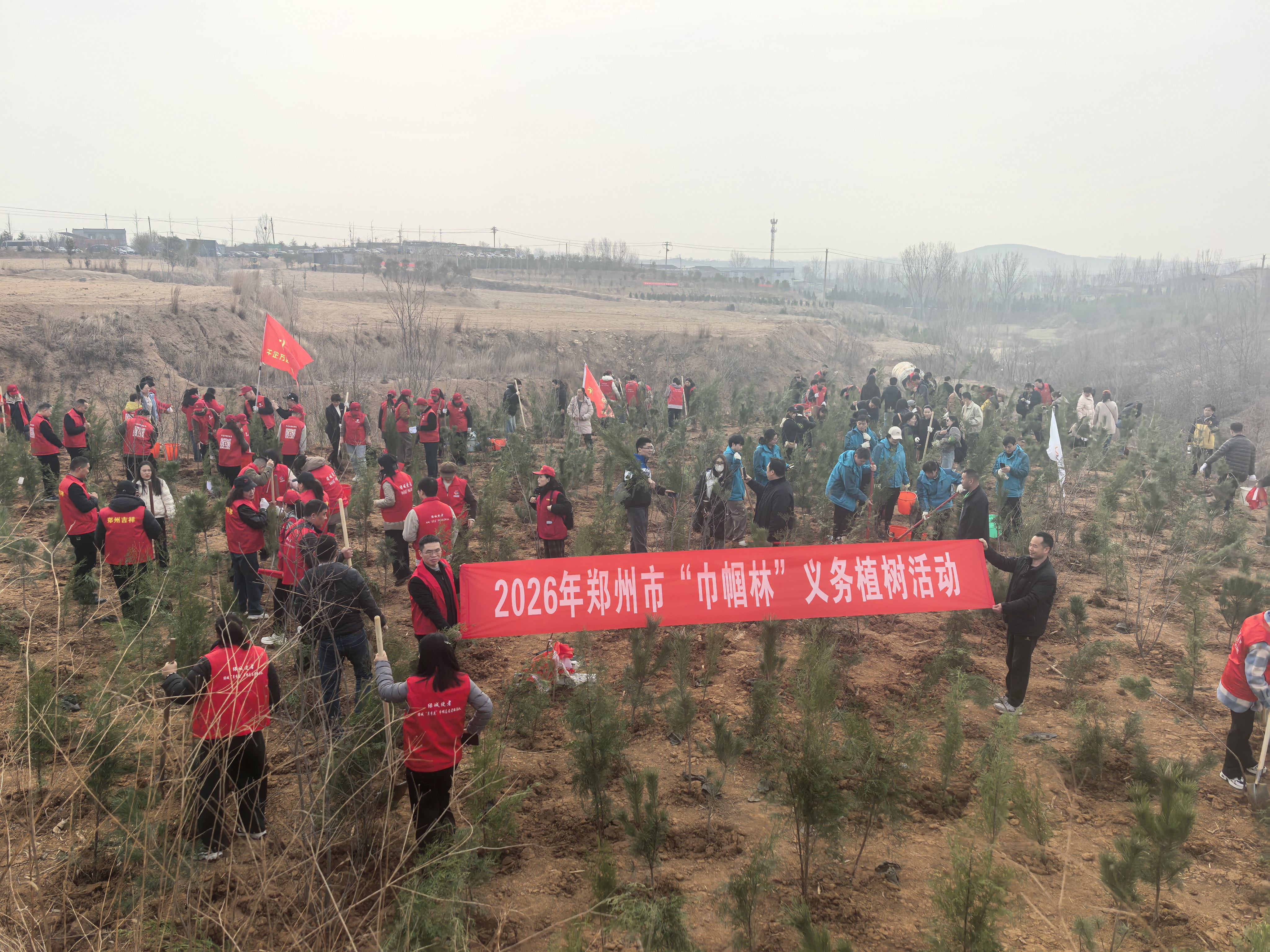 巾帼植绿绽芳华 商都添彩谱新篇 —— 郑州市开展2026年“巾帼林”义务植树活动